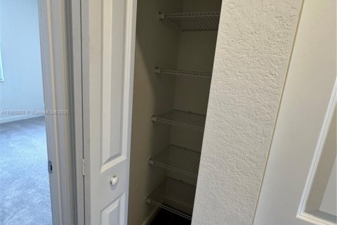 Снять в аренду таунхаус в Майами, Флорида 3 спальни, 160.91м2, № 1927763 - фото 22