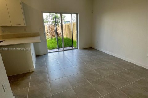Снять в аренду таунхаус в Майами, Флорида 3 спальни, 160.91м2, № 1927763 - фото 4