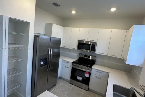 Снять в аренду таунхаус в Майами, Флорида 3 спальни, 160.91м2, № 1927763 - фото 10