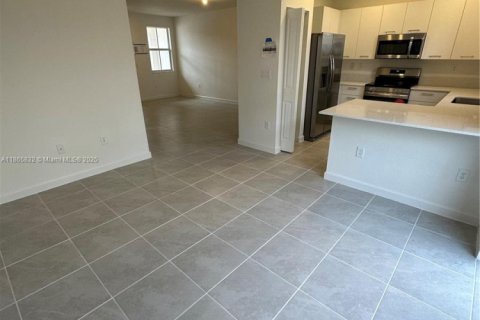 Снять в аренду таунхаус в Майами, Флорида 3 спальни, 160.91м2, № 1927763 - фото 6