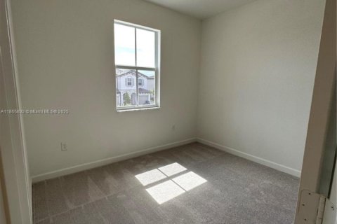 Снять в аренду таунхаус в Майами, Флорида 3 спальни, 160.91м2, № 1927763 - фото 30