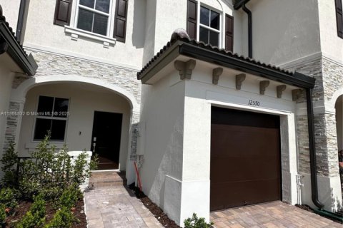 Снять в аренду таунхаус в Майами, Флорида 3 спальни, 160.91м2, № 1927763 - фото 1