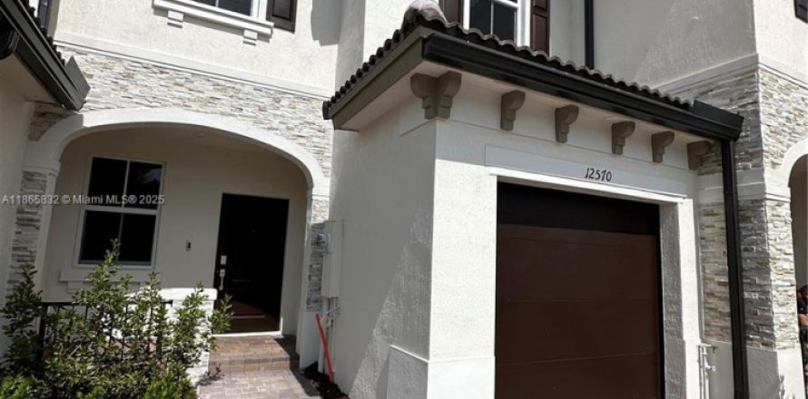 Таунхаус в Майами, Флорида 3 спальни, 160.91м2 № 1927763