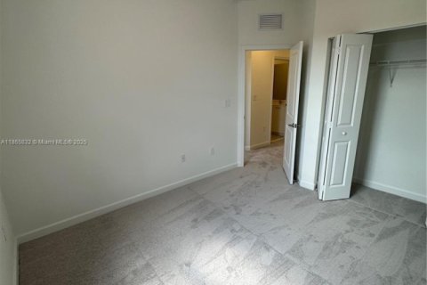 Снять в аренду таунхаус в Майами, Флорида 3 спальни, 160.91м2, № 1927763 - фото 17