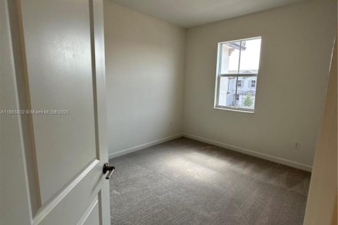 Снять в аренду таунхаус в Майами, Флорида 3 спальни, 160.91м2, № 1927763 - фото 16