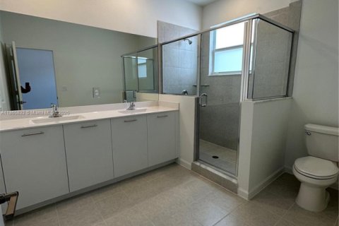 Снять в аренду таунхаус в Майами, Флорида 3 спальни, 160.91м2, № 1927763 - фото 25