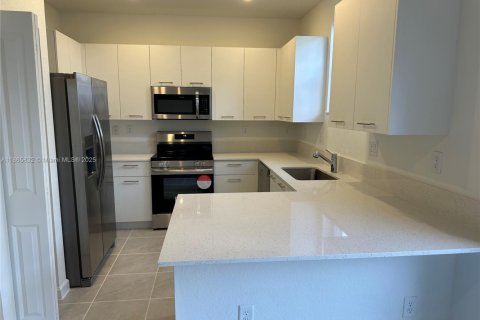 Снять в аренду таунхаус в Майами, Флорида 3 спальни, 160.91м2, № 1927763 - фото 8