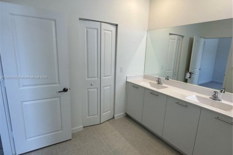 Снять в аренду таунхаус в Майами, Флорида 3 спальни, 160.91м2, № 1927763 - фото 26