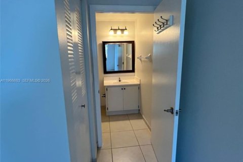 Condo in Doral, Florida, 2 bedrooms № 2081326 - photo 14