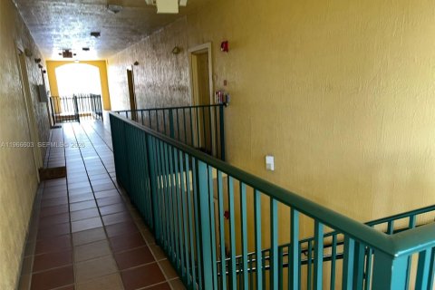 Condo in Doral, Florida, 2 bedrooms № 2081326 - photo 22