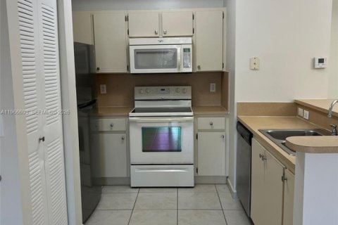 Condo in Doral, Florida, 2 bedrooms № 2081326 - photo 6