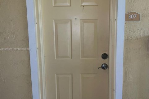 Condo in Doral, Florida, 2 bedrooms № 2081326 - photo 2