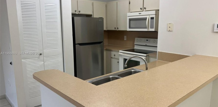 Condo in Doral, Florida, 2 bedrooms № 2081326