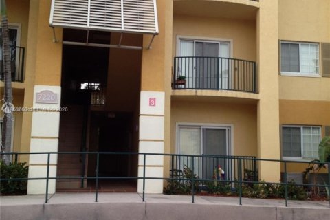 Condo in Doral, Florida, 2 bedrooms № 2081326 - photo 25