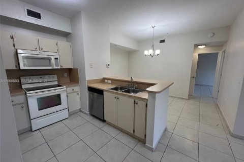 Condo in Doral, Florida, 2 bedrooms № 2081326 - photo 4