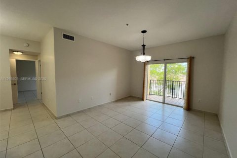 Condo in Doral, Florida, 2 bedrooms № 2081326 - photo 10