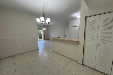 Condo in Doral, Florida, 2 bedrooms № 2081326 - photo 8