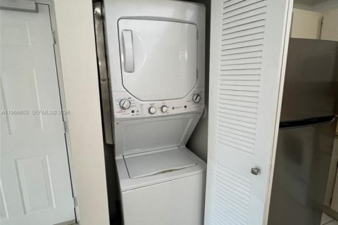 Condo in Doral, Florida, 2 bedrooms № 2081326 - photo 7