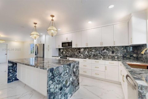 House in Miami, Florida 4 bedrooms, 319.86 sq.m. № 2035753 - photo 11