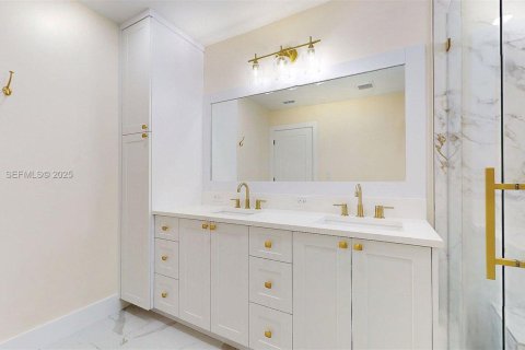 House in Miami, Florida 4 bedrooms, 319.86 sq.m. № 2035753 - photo 20