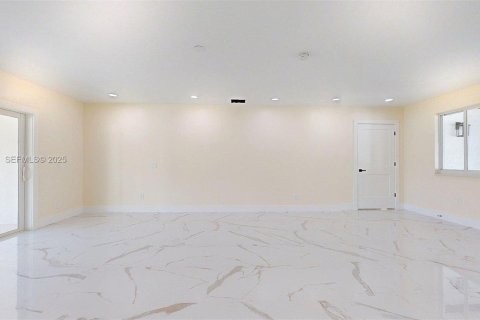 House in Miami, Florida 4 bedrooms, 319.86 sq.m. № 2035753 - photo 3