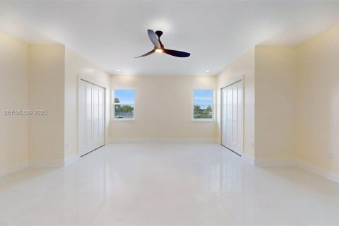 House in Miami, Florida 4 bedrooms, 319.86 sq.m. № 2035753 - photo 18