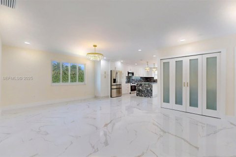House in Miami, Florida 4 bedrooms, 319.86 sq.m. № 2035753 - photo 6