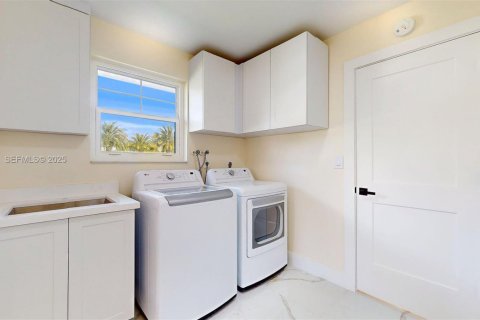 House in Miami, Florida 4 bedrooms, 319.86 sq.m. № 2035753 - photo 24