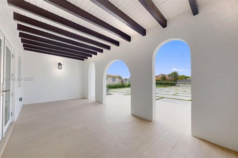 House in Miami, Florida 4 bedrooms, 319.86 sq.m. № 2035753 - photo 2