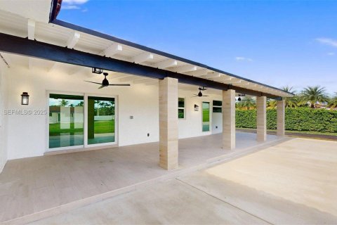 House in Miami, Florida 4 bedrooms, 319.86 sq.m. № 2035753 - photo 28