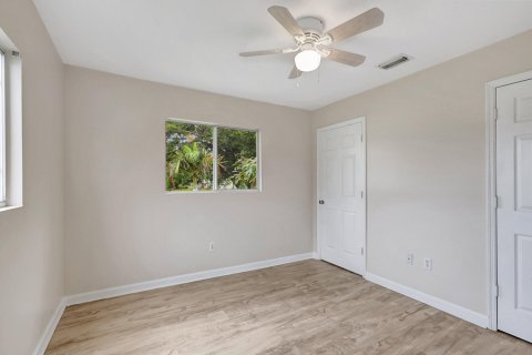 Propiedad comercial en venta en Stuart, Florida, 148.46 m2 № 1002661 - foto 1