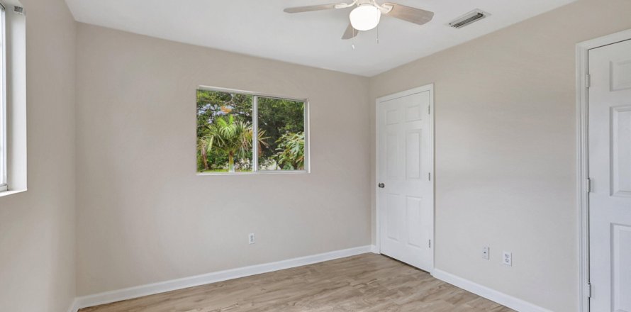 Propiedad comercial en Stuart, Florida 148.46 m2 № 1002661