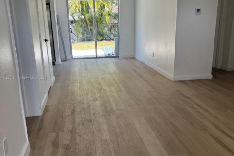 House in Pompano Beach, Florida 3 bedrooms, 79.9 sq.m. № 1881910 - photo 5