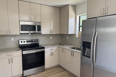 House in Pompano Beach, Florida 3 bedrooms, 79.9 sq.m. № 1881910 - photo 3