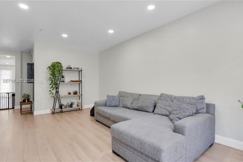 Купить таунхаус в Пемброк-Пайнс, Флорида 2 спальни, 154.4м2, № 2001055 - фото 7