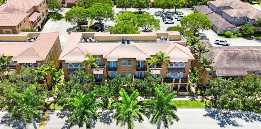 Таунхаус в Пемброк-Пайнс, Флорида 2 спальни, 154.4м2 № 2001055