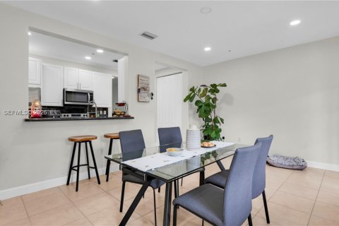 Купить таунхаус в Пемброк-Пайнс, Флорида 2 спальни, 154.4м2, № 2001055 - фото 9