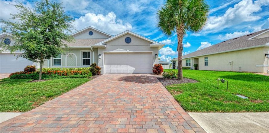 House in Port Charlotte, Florida 2 bedrooms, 138.98 sq.m. № 2347735