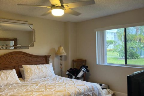 Condo in Lake Worth, Florida, 2 bedrooms № 2261543 - photo 17