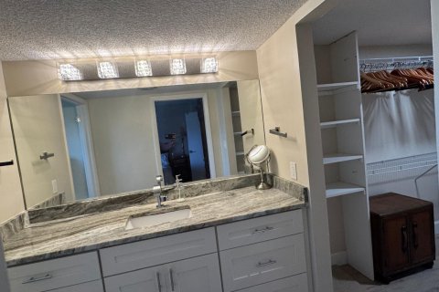 Condo in Lake Worth, Florida, 2 bedrooms № 2261543 - photo 15