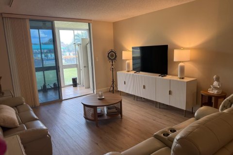 Condo in Lake Worth, Florida, 2 bedrooms № 2261543 - photo 8