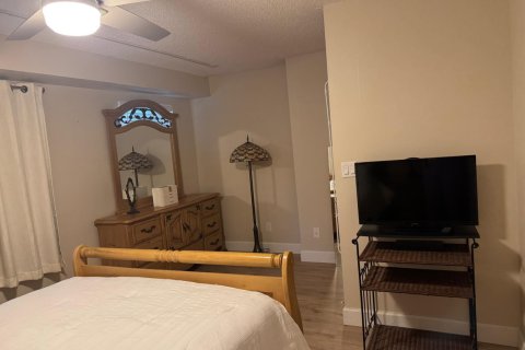 Condo in Lake Worth, Florida, 2 bedrooms № 2261543 - photo 9