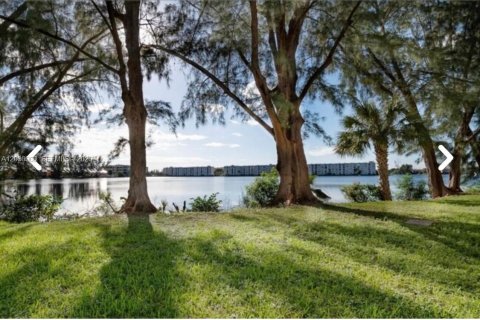 Condominio en alquiler en Hialeah Gardens, Florida, 2 dormitorios, 89.19 m2 № 2085594 - foto 14