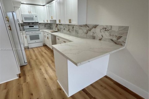 Condominio en alquiler en Hialeah Gardens, Florida, 2 dormitorios, 89.19 m2 № 2085594 - foto 2