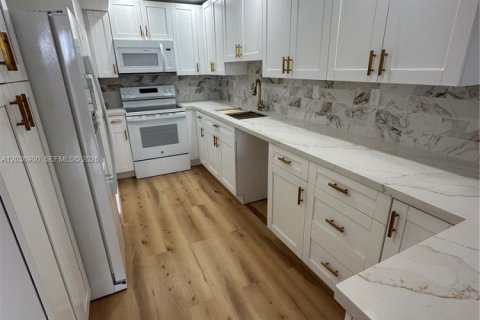 Condominio en Hialeah Gardens, Florida, 2 dormitorios  № 2085594