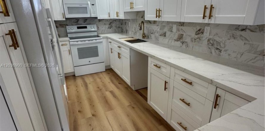 Condominio en Hialeah Gardens, Florida, 2 dormitorios  № 2085594