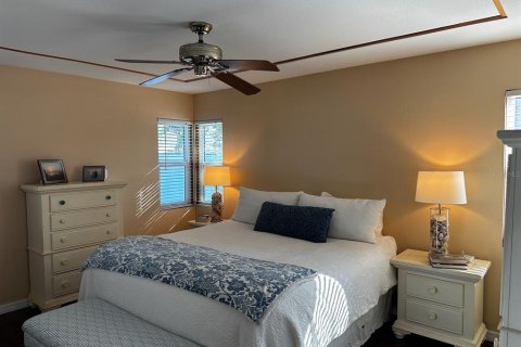 House in Palm Harbor, Florida 5 bedrooms, 263.75 sq.m. № 2094276 - photo 17