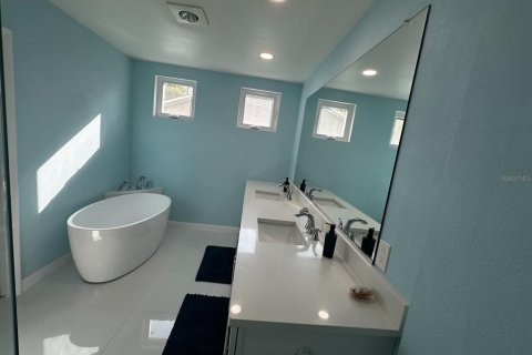 House in Palm Harbor, Florida 5 bedrooms, 263.75 sq.m. № 2094276 - photo 21
