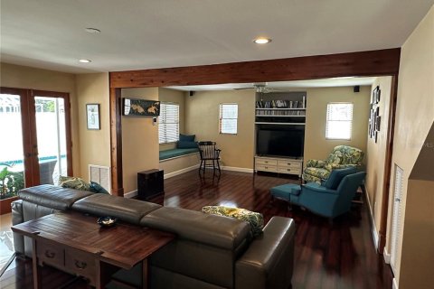 House in Palm Harbor, Florida 5 bedrooms, 263.75 sq.m. № 2094276 - photo 13