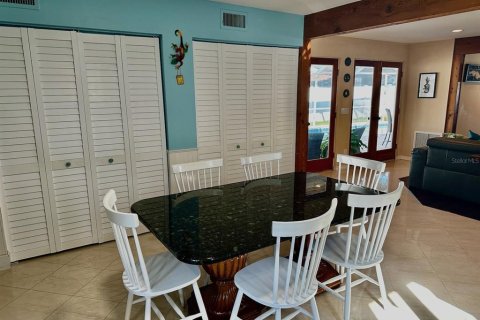 House in Palm Harbor, Florida 5 bedrooms, 263.75 sq.m. № 2094276 - photo 7